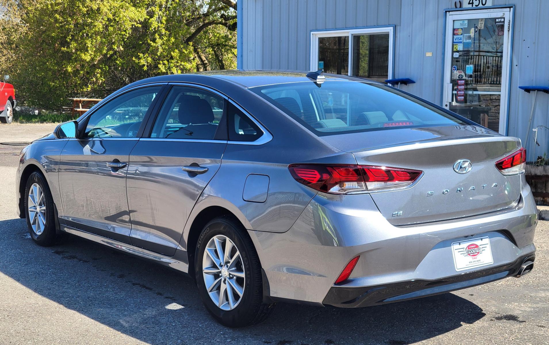 2018 Grey /Black Hyundai Sonata SE (5NPE24AF5JH) with an 2.4L I4 engine, 6 Speed Automatic transmission, located at 450 N Russell, Missoula, MT, 59801, (406) 543-6600, 46.874496, -114.017433 - Photo #10